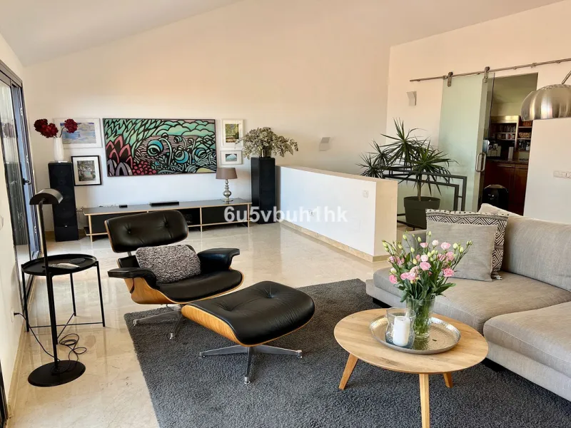 Discover this spectacular duplex penthouse located in the upper area of Calahonda, a quiet residential zone just 25 minutes from Málaga and 15 minutes from Marbella.