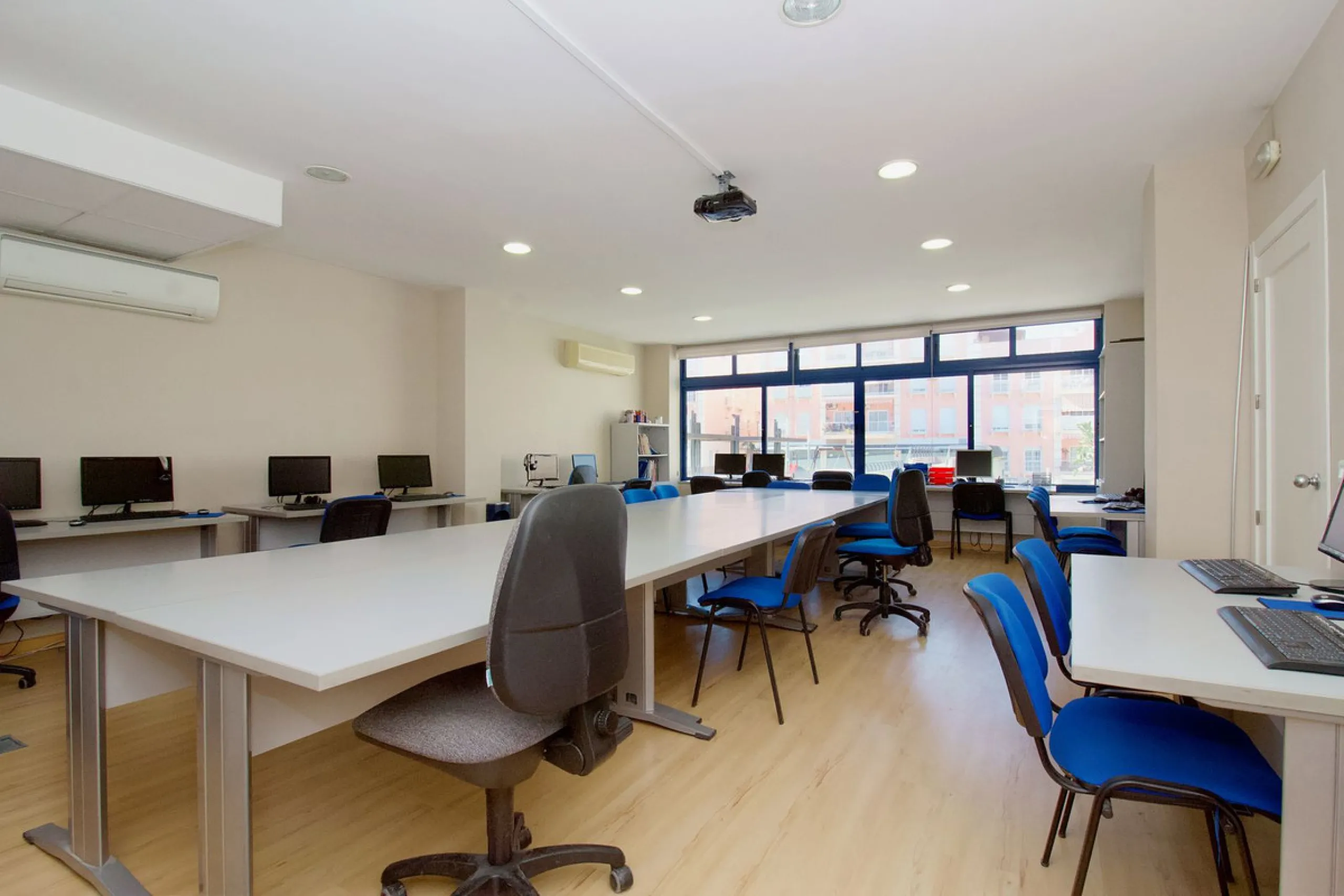 EXCLUSIVE COMMERCIAL PREMISES IN THE BEST AREA OF COÍN – 395 m² – IDEAL FOR BUSINESSES OR INVESTMENT
