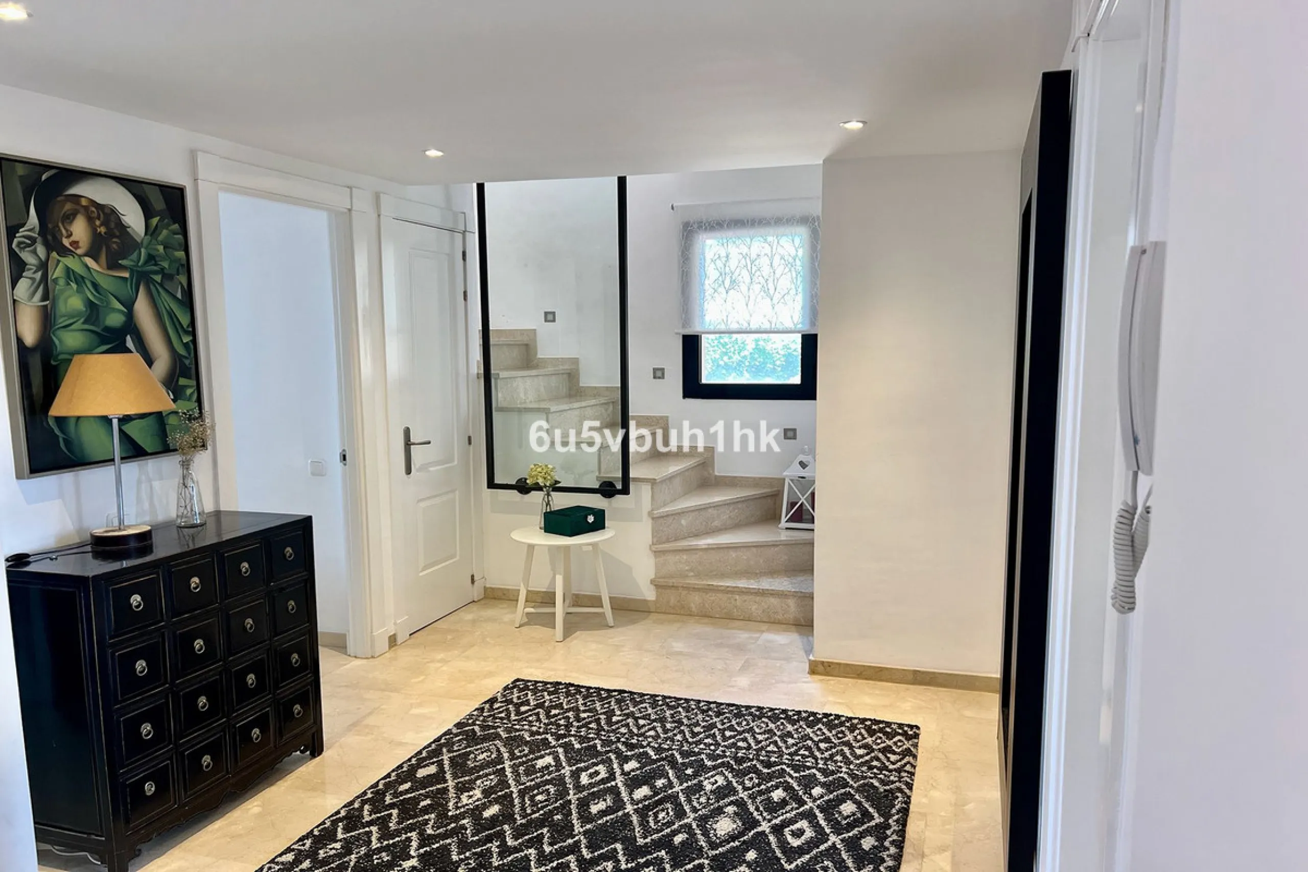 Discover this spectacular duplex penthouse located in the upper area of Calahonda, a quiet residential zone just 25 minutes from Málaga and 15 minutes from Marbella.