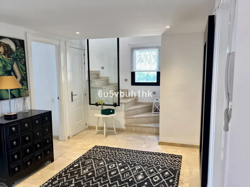 Discover this spectacular duplex penthouse located in the upper area of Calahonda, a quiet residential zone just 25 minutes from Málaga and 15 minutes from Marbella.