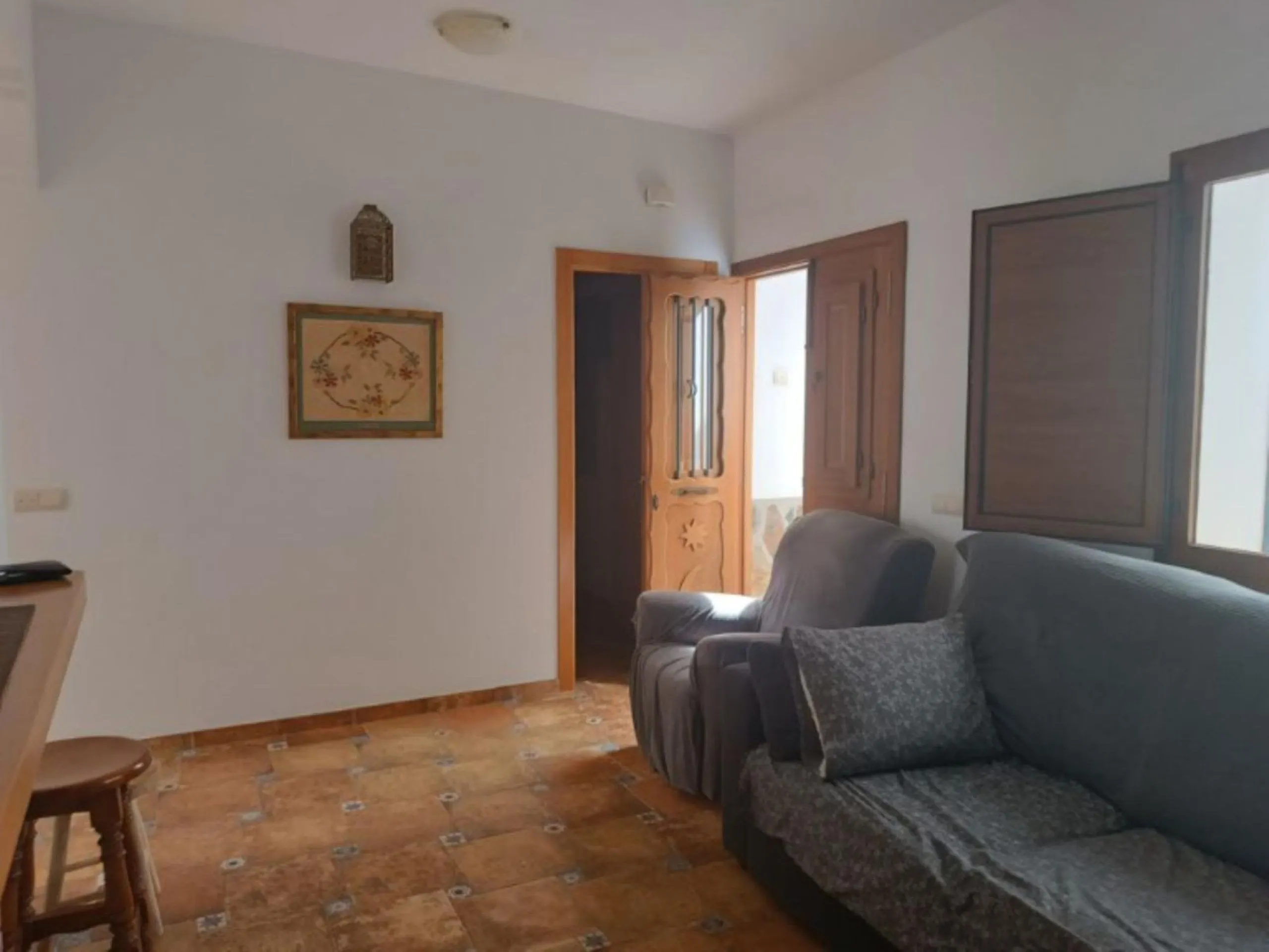 This spacious semi-detached house offers approximately 150 m² of built area distributed over three floors, providing a comfortable and versatile living space ideal for families. The property features five well-proportioned bedrooms and two bathrooms, allo