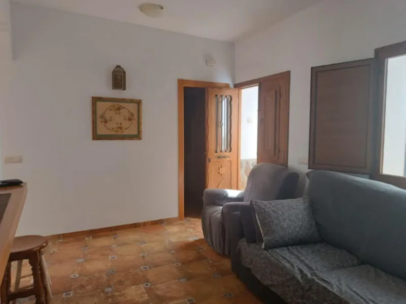 This spacious semi-detached house offers approximately 150 m² of built area distributed over three floors, providing a comfortable and versatile living space ideal for families. The property features five well-proportioned bedrooms and two bathrooms, allo