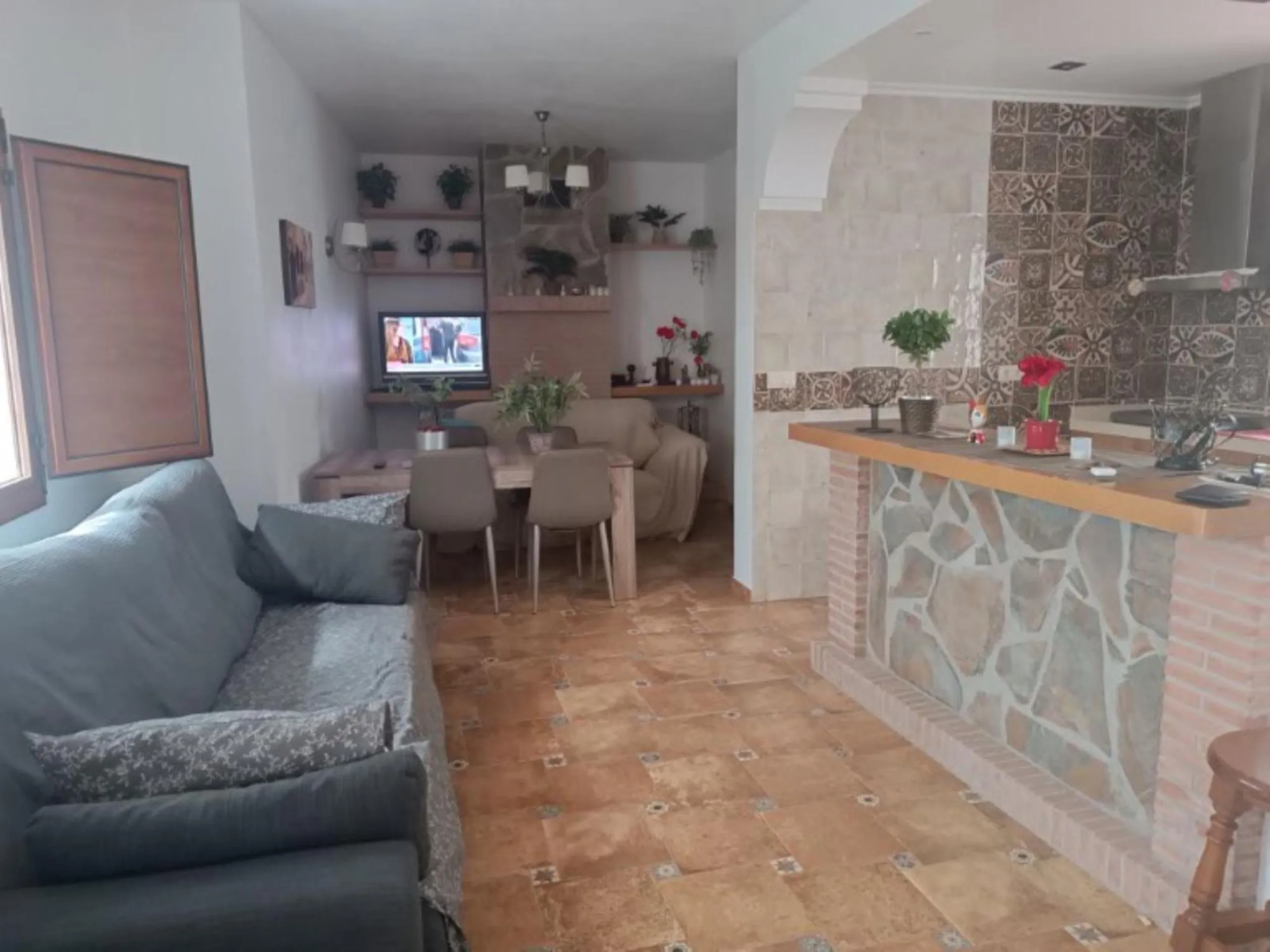 This spacious semi-detached house offers approximately 150 m² of built area distributed over three floors, providing a comfortable and versatile living space ideal for families. The property features five well-proportioned bedrooms and two bathrooms, allo