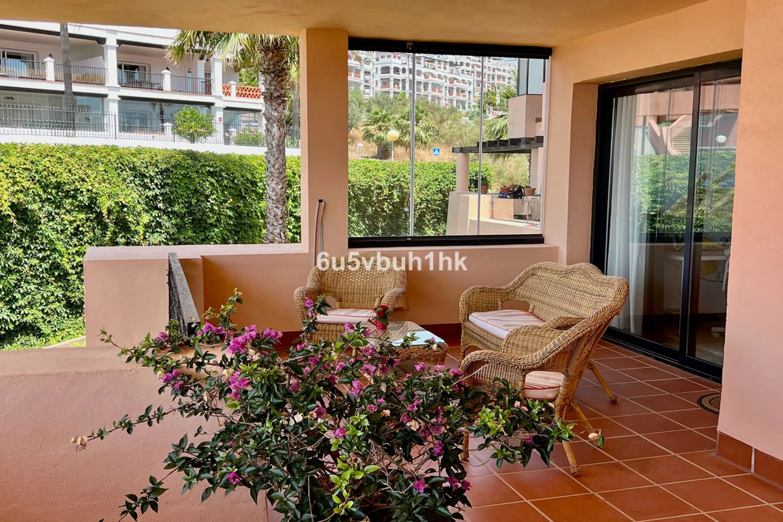 Discover this spectacular duplex penthouse located in the upper area of Calahonda, a quiet residential zone just 25 minutes from Málaga and 15 minutes from Marbella.