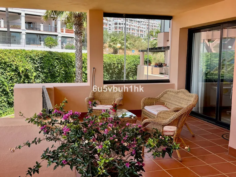 Discover this spectacular duplex penthouse located in the upper area of Calahonda, a quiet residential zone just 25 minutes from Málaga and 15 minutes from Marbella.