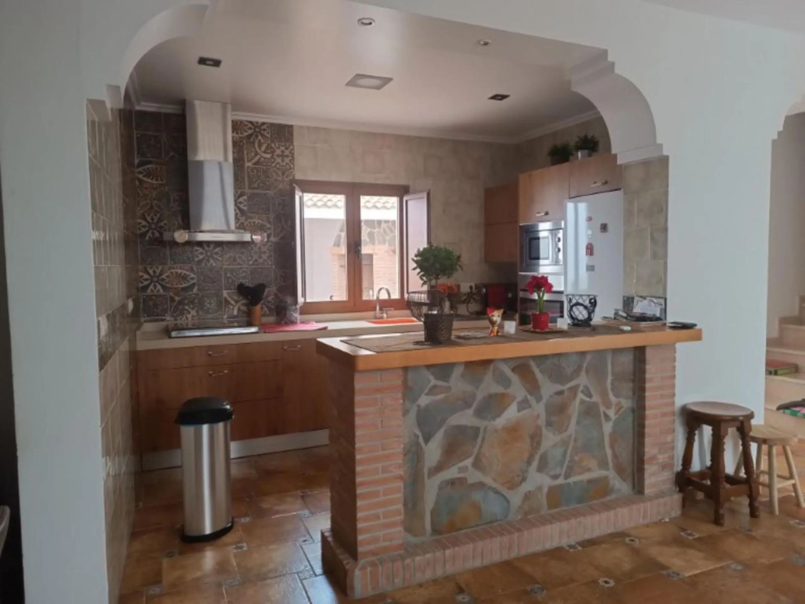 This spacious semi-detached house offers approximately 150 m² of built area distributed over three floors, providing a comfortable and versatile living space ideal for families. The property features five well-proportioned bedrooms and two bathrooms, allo