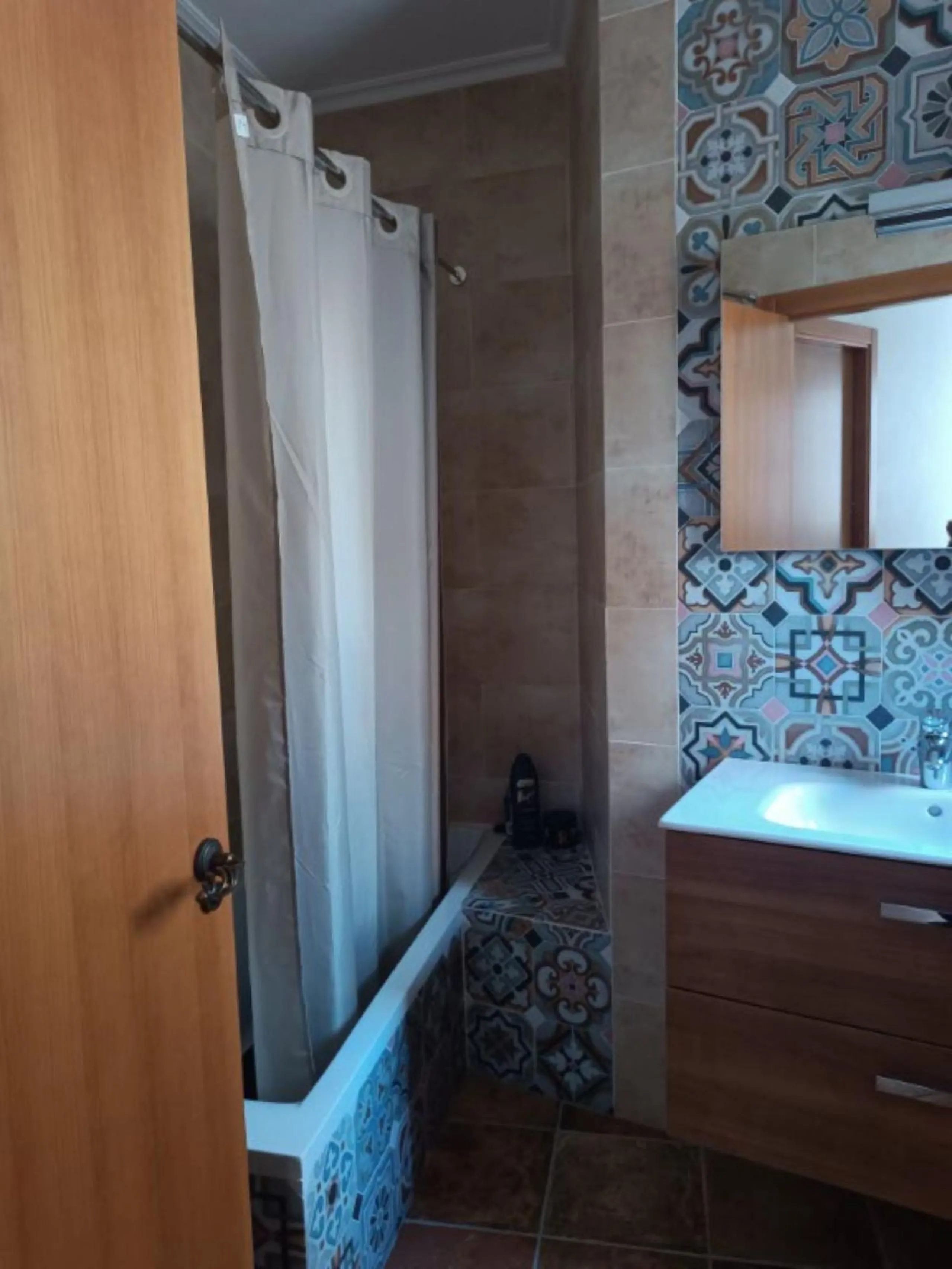 This spacious semi-detached house offers approximately 150 m² of built area distributed over three floors, providing a comfortable and versatile living space ideal for families. The property features five well-proportioned bedrooms and two bathrooms, allo