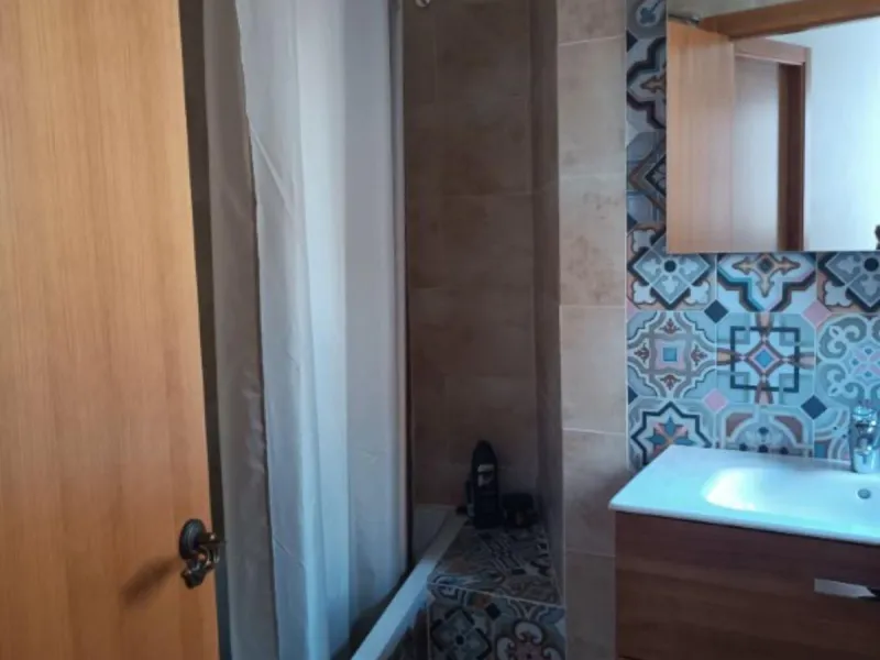 This spacious semi-detached house offers approximately 150 m² of built area distributed over three floors, providing a comfortable and versatile living space ideal for families. The property features five well-proportioned bedrooms and two bathrooms, allo