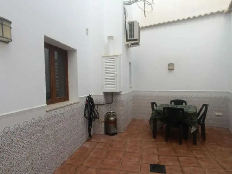 This spacious semi-detached house offers approximately 150 m² of built area distributed over three floors, providing a comfortable and versatile living space ideal for families. The property features five well-proportioned bedrooms and two bathrooms, allo