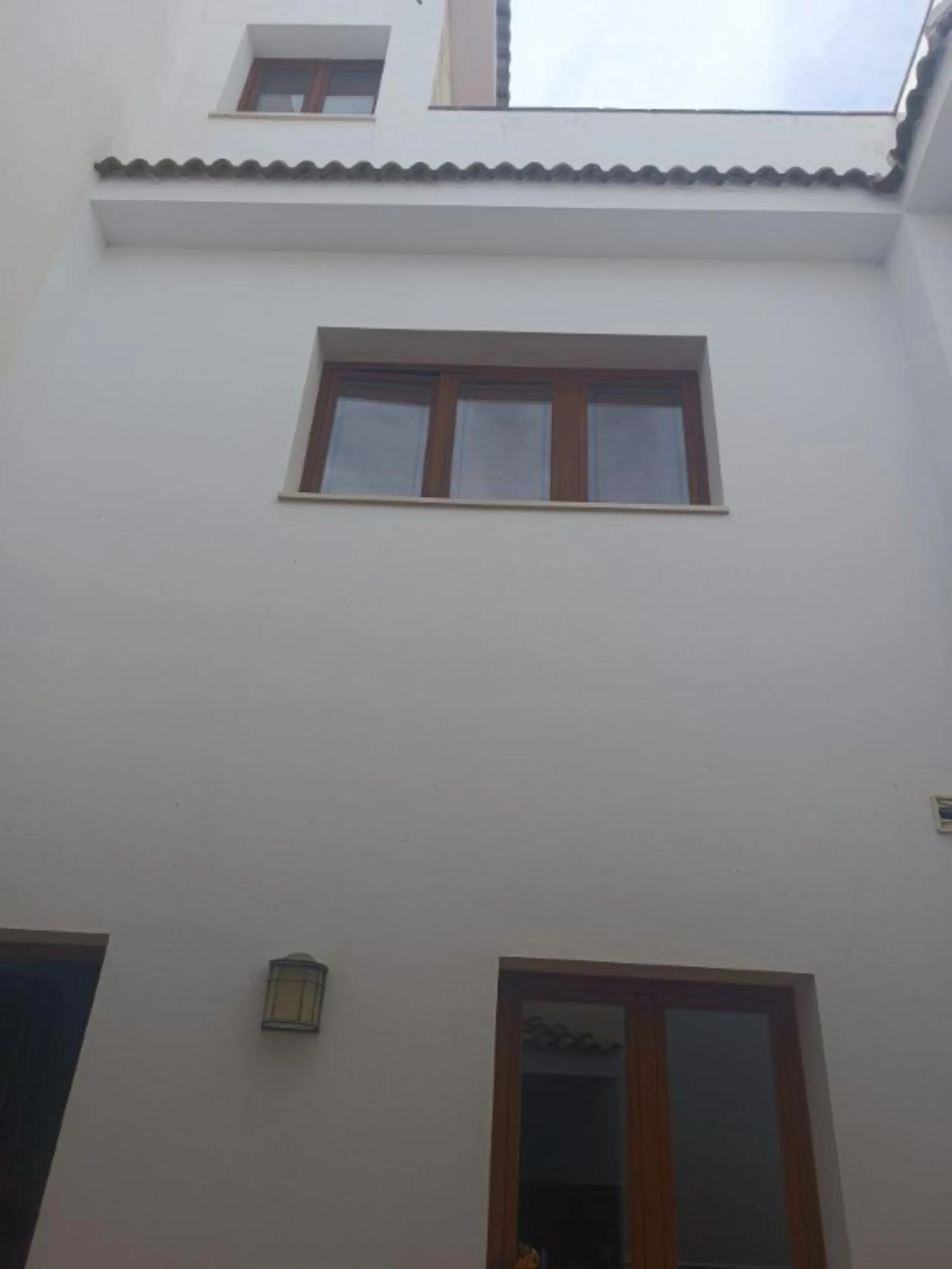 This spacious semi-detached house offers approximately 150 m² of built area distributed over three floors, providing a comfortable and versatile living space ideal for families. The property features five well-proportioned bedrooms and two bathrooms, allo