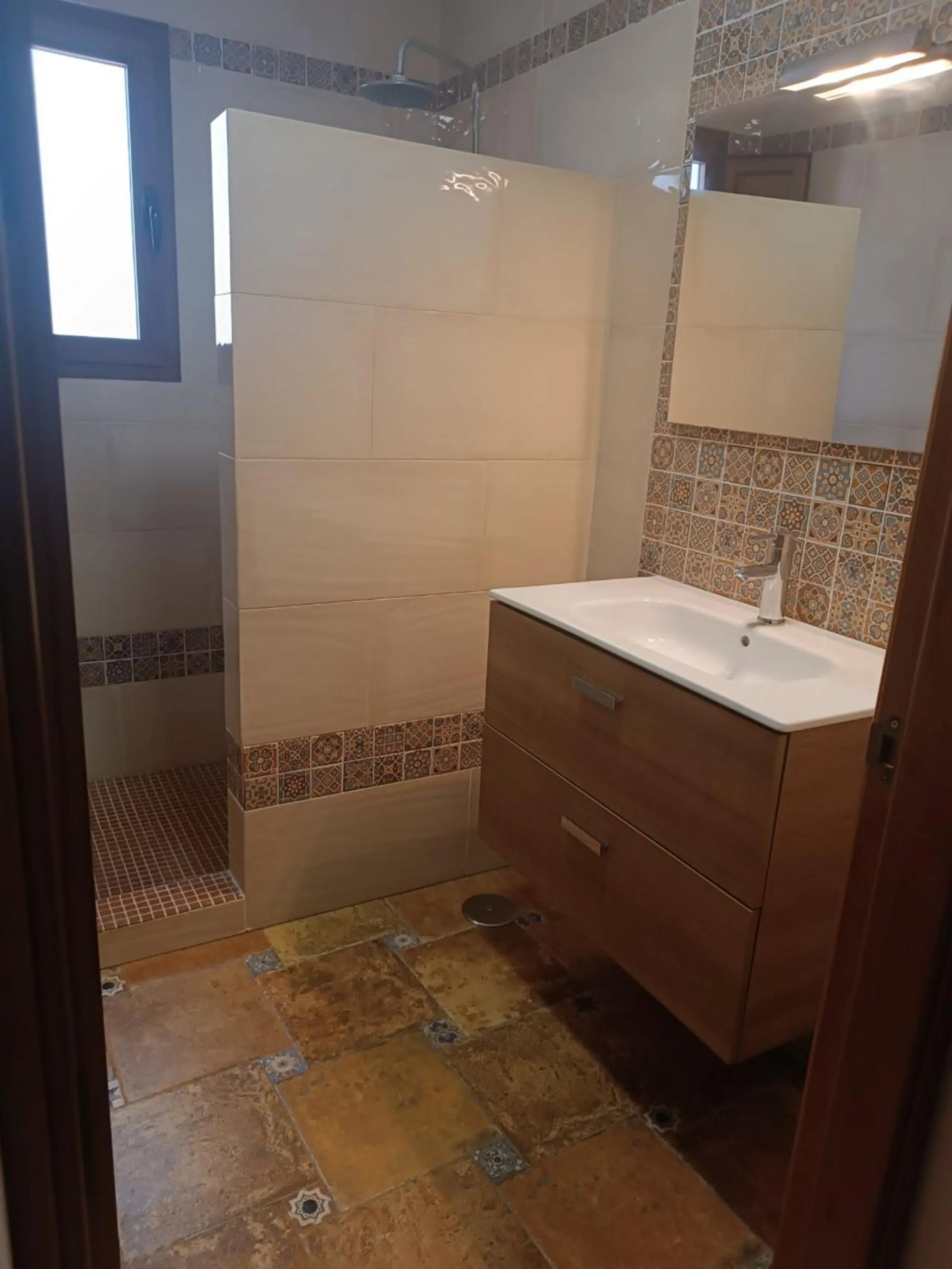 This spacious semi-detached house offers approximately 150 m² of built area distributed over three floors, providing a comfortable and versatile living space ideal for families. The property features five well-proportioned bedrooms and two bathrooms, allo