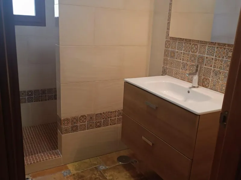 This spacious semi-detached house offers approximately 150 m² of built area distributed over three floors, providing a comfortable and versatile living space ideal for families. The property features five well-proportioned bedrooms and two bathrooms, allo