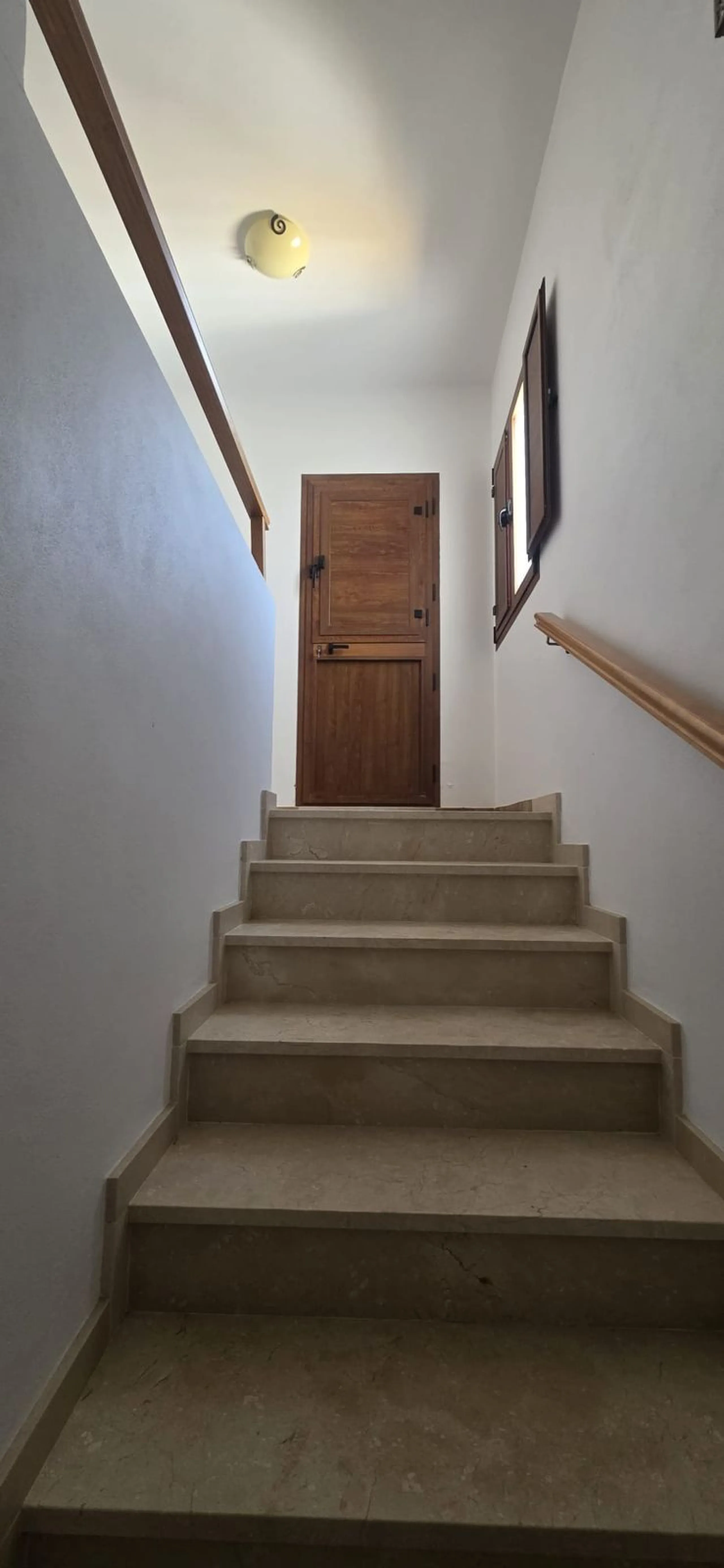 This spacious semi-detached house offers approximately 150 m² of built area distributed over three floors, providing a comfortable and versatile living space ideal for families. The property features five well-proportioned bedrooms and two bathrooms, allo