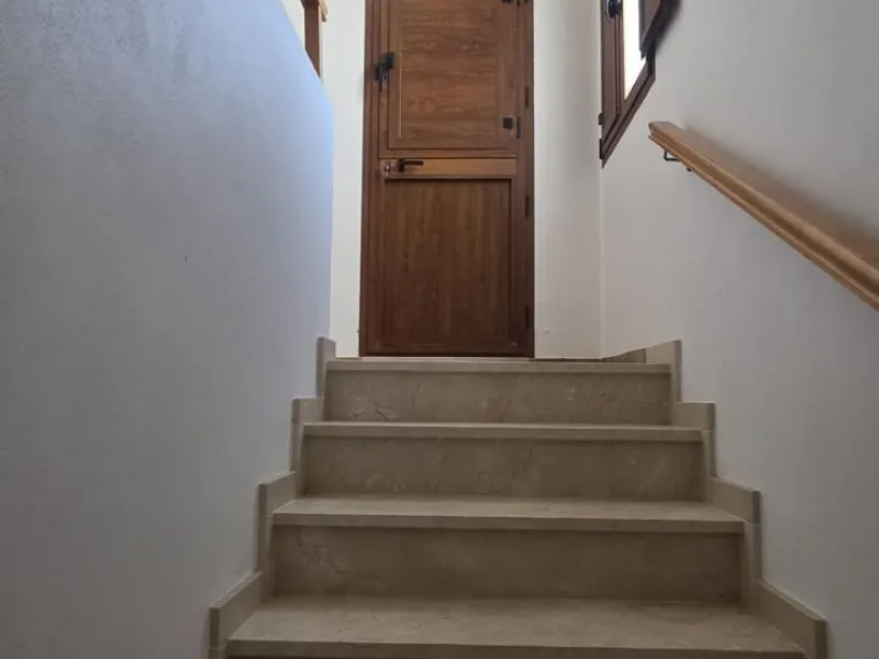 This spacious semi-detached house offers approximately 150 m² of built area distributed over three floors, providing a comfortable and versatile living space ideal for families. The property features five well-proportioned bedrooms and two bathrooms, allo