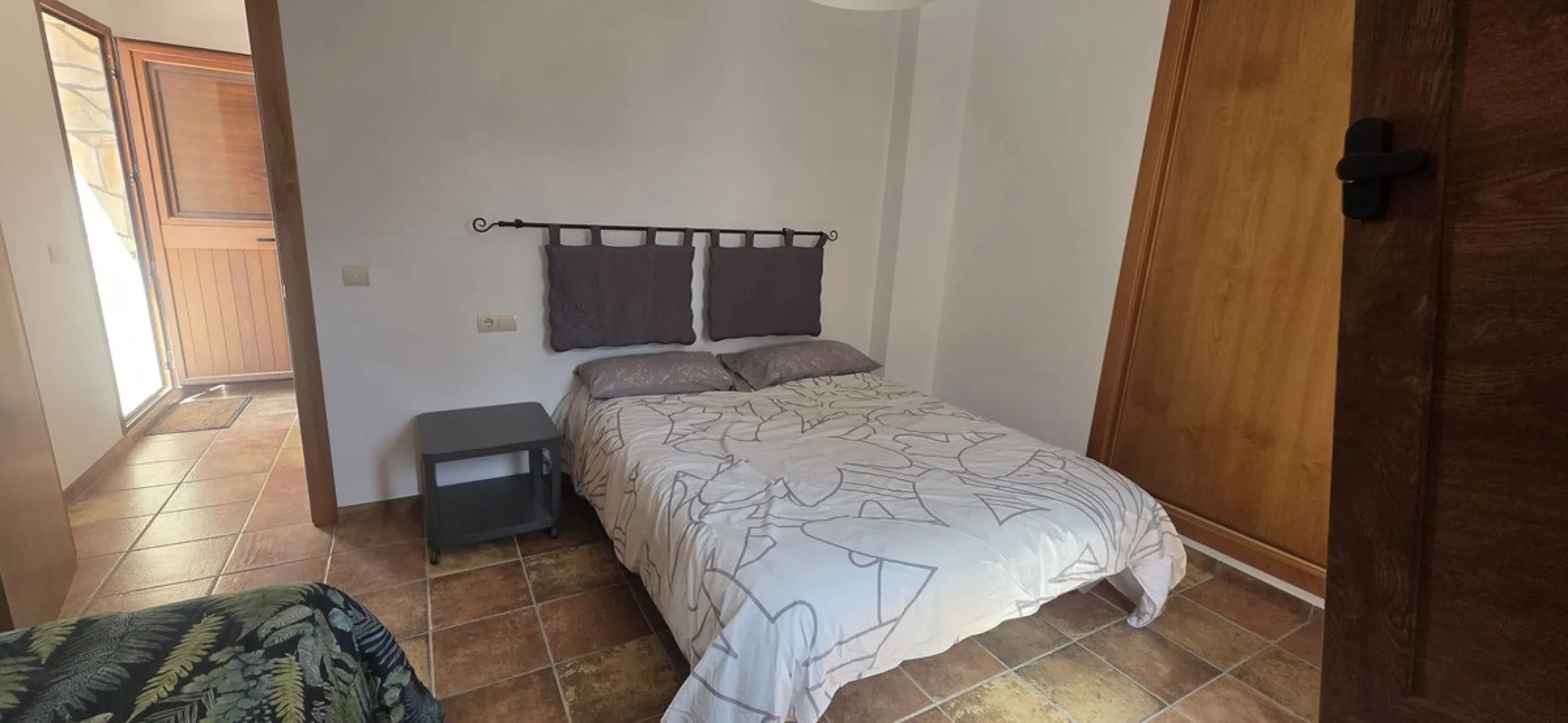 This spacious semi-detached house offers approximately 150 m² of built area distributed over three floors, providing a comfortable and versatile living space ideal for families. The property features five well-proportioned bedrooms and two bathrooms, allo