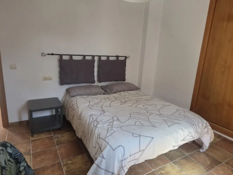 This spacious semi-detached house offers approximately 150 m² of built area distributed over three floors, providing a comfortable and versatile living space ideal for families. The property features five well-proportioned bedrooms and two bathrooms, allo