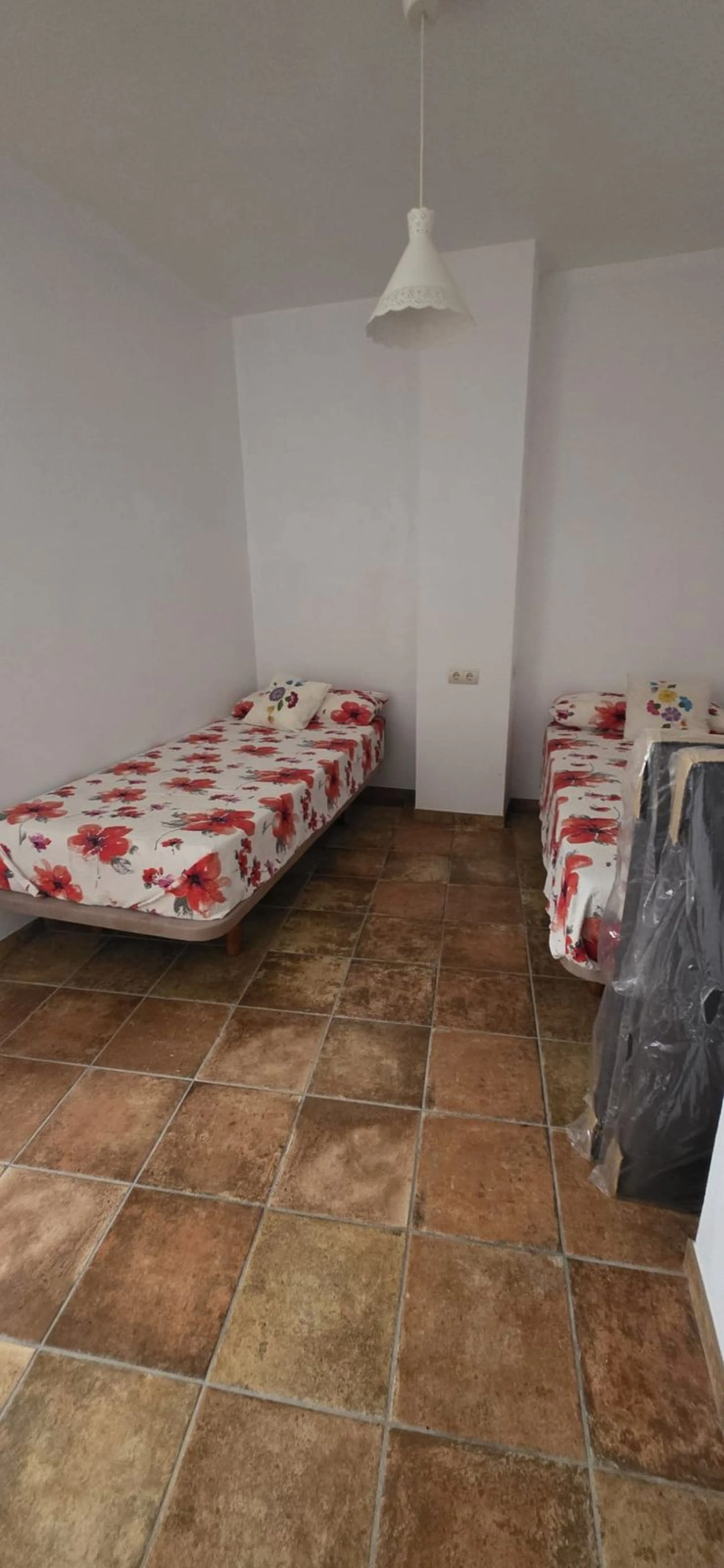 This spacious semi-detached house offers approximately 150 m² of built area distributed over three floors, providing a comfortable and versatile living space ideal for families. The property features five well-proportioned bedrooms and two bathrooms, allo