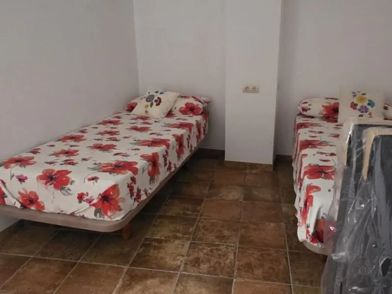 This spacious semi-detached house offers approximately 150 m² of built area distributed over three floors, providing a comfortable and versatile living space ideal for families. The property features five well-proportioned bedrooms and two bathrooms, allo