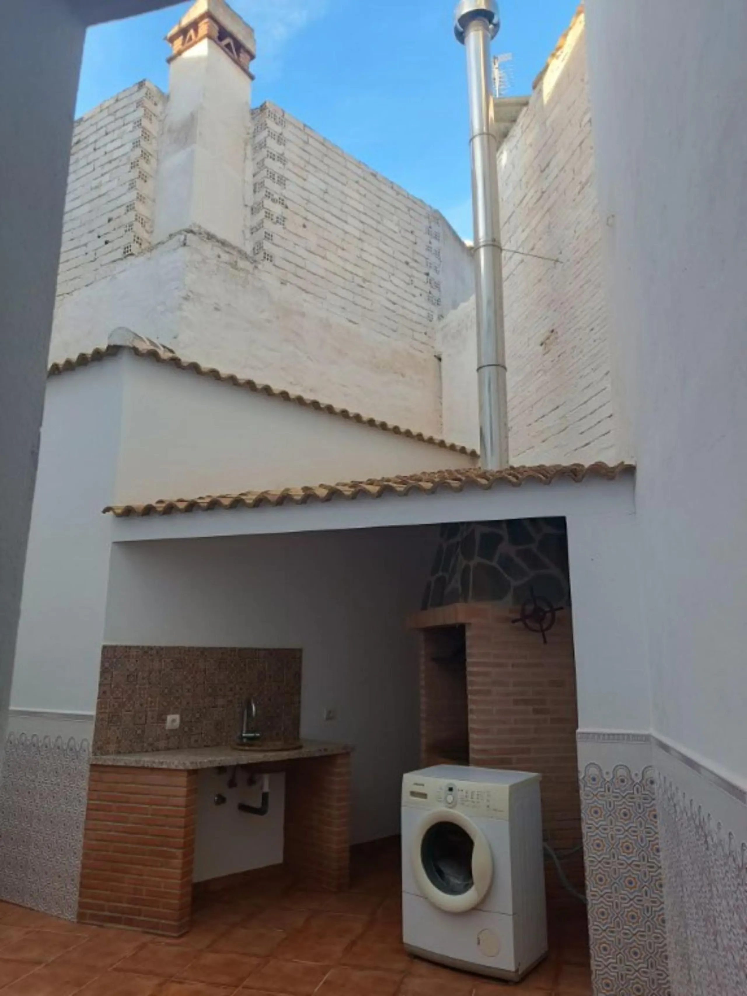 This spacious semi-detached house offers approximately 150 m² of built area distributed over three floors, providing a comfortable and versatile living space ideal for families. The property features five well-proportioned bedrooms and two bathrooms, allo