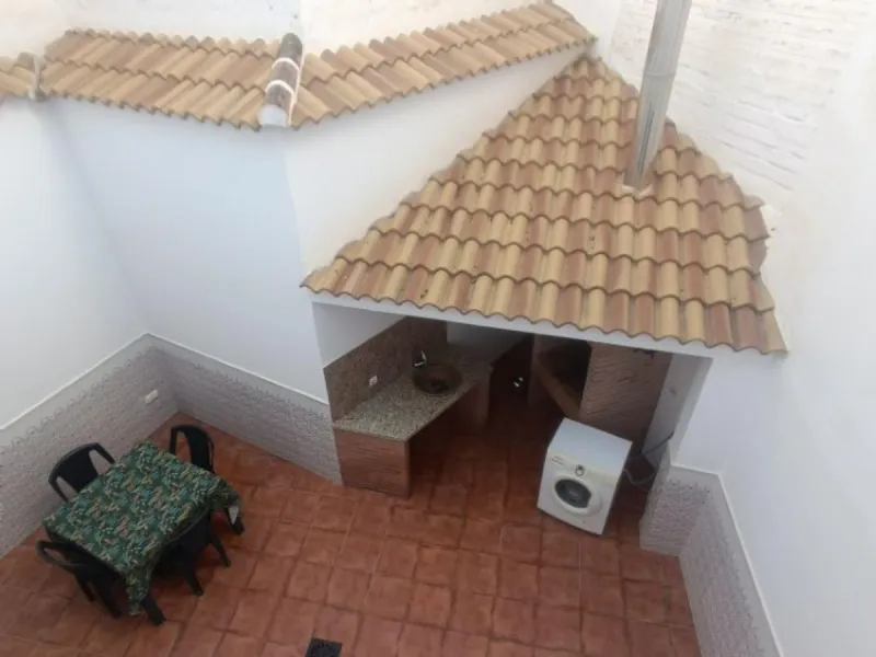 This spacious semi-detached house offers approximately 150 m² of built area distributed over three floors, providing a comfortable and versatile living space ideal for families. The property features five well-proportioned bedrooms and two bathrooms, allo