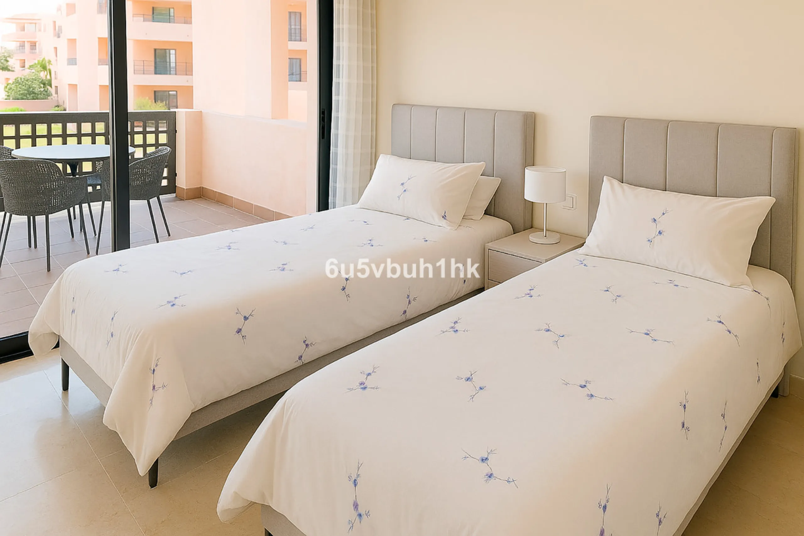 Discover this spectacular duplex penthouse located in the upper area of Calahonda, a quiet residential zone just 25 minutes from Málaga and 15 minutes from Marbella.