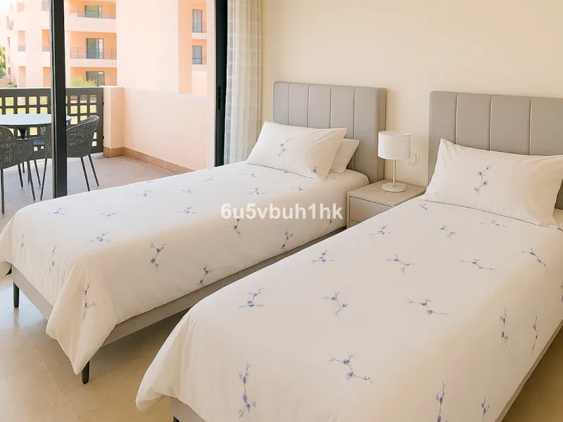 Discover this spectacular duplex penthouse located in the upper area of Calahonda, a quiet residential zone just 25 minutes from Málaga and 15 minutes from Marbella.