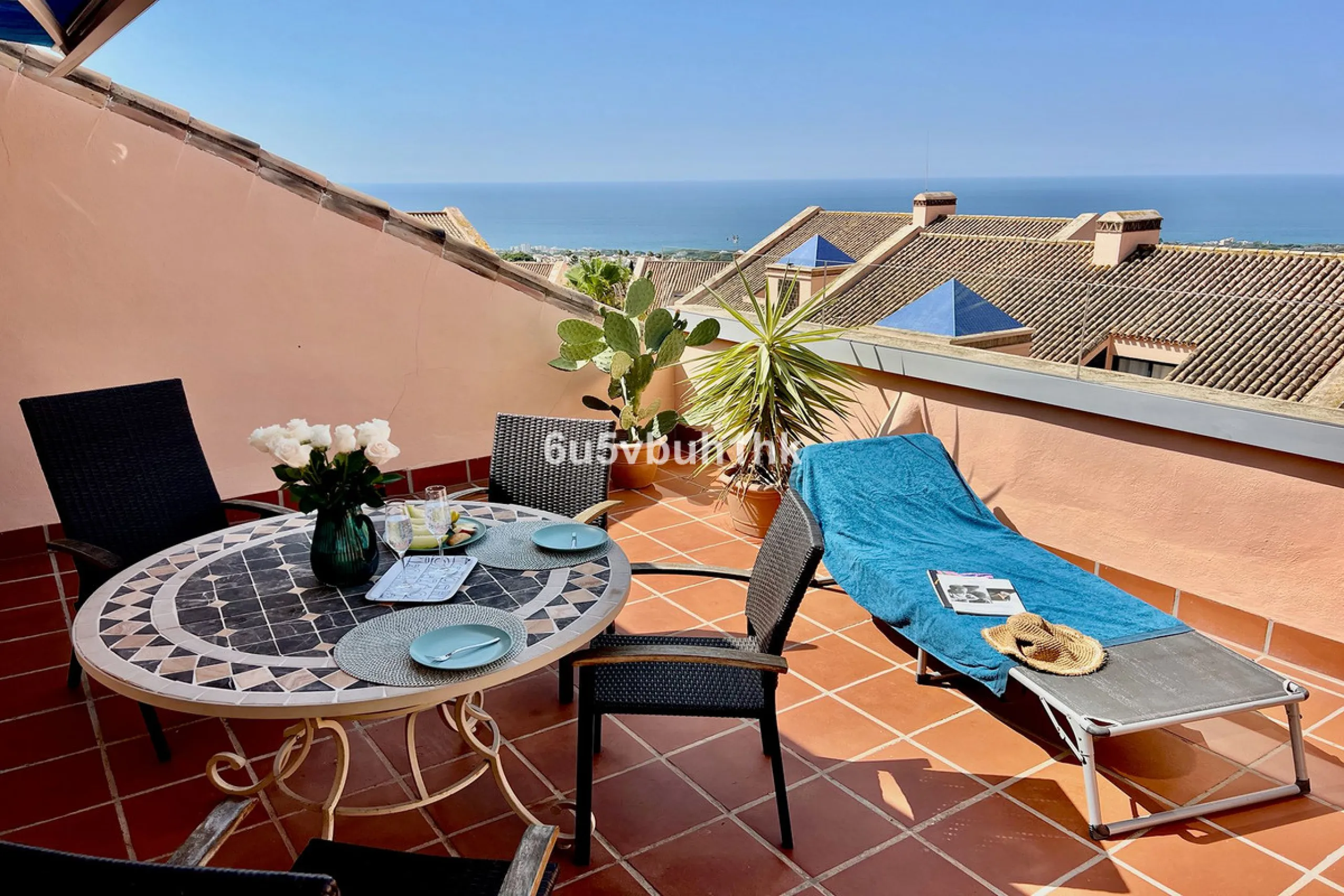 Discover this spectacular duplex penthouse located in the upper area of Calahonda, a quiet residential zone just 25 minutes from Málaga and 15 minutes from Marbella.