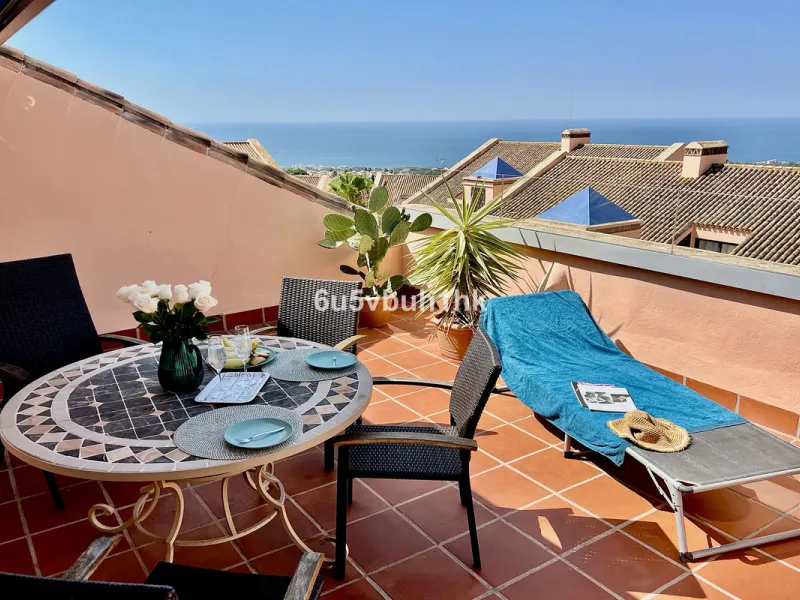 Discover this spectacular duplex penthouse located in the upper area of Calahonda, a quiet residential zone just 25 minutes from Málaga and 15 minutes from Marbella.