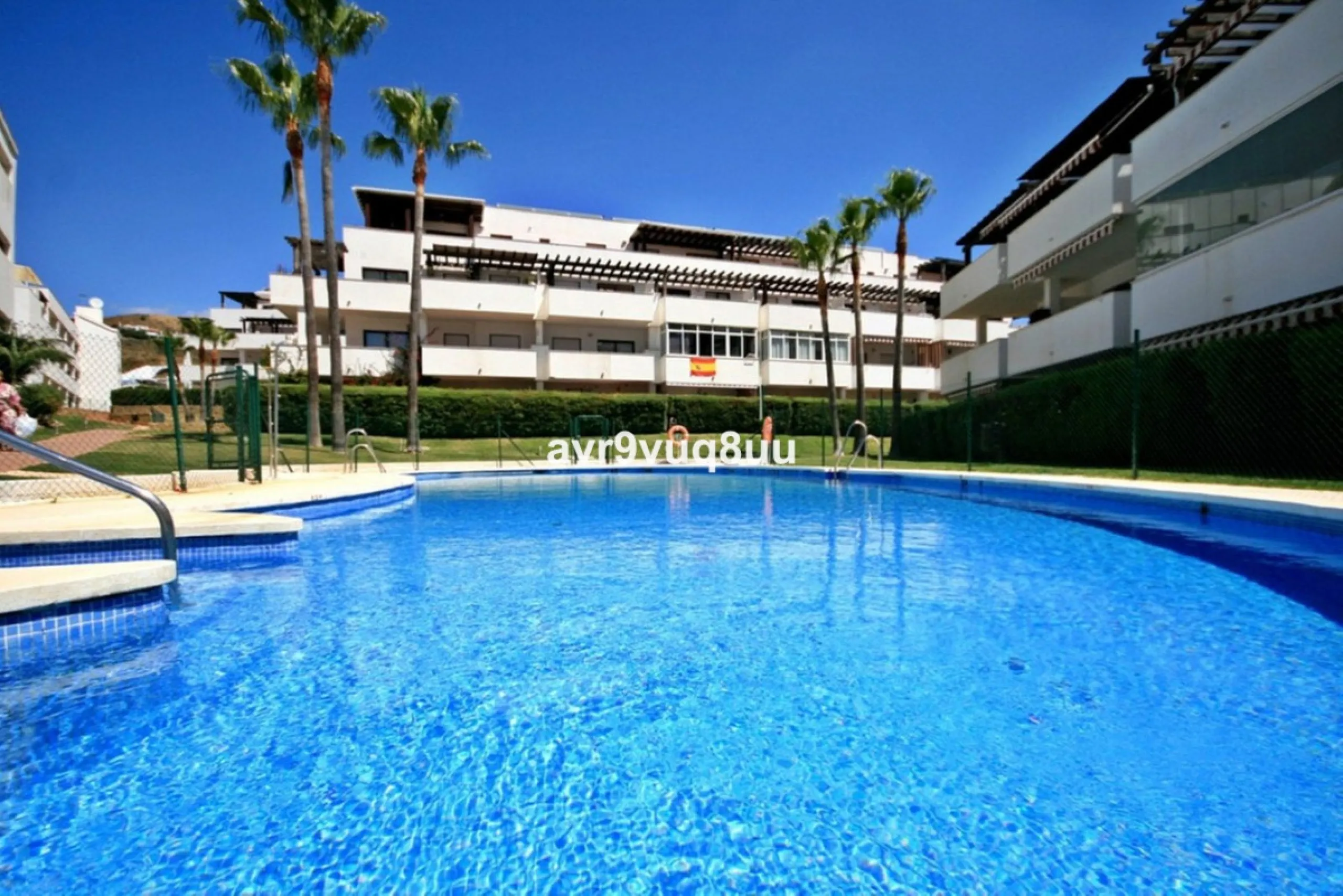 Ground floor apartment in a well established complex in the heart of Riviera del Sol. Large bright lounge diner with access to the closed sunny terrace and large private garden.  Views over the communal gardens and paddle courts. Ample bedrooms with built