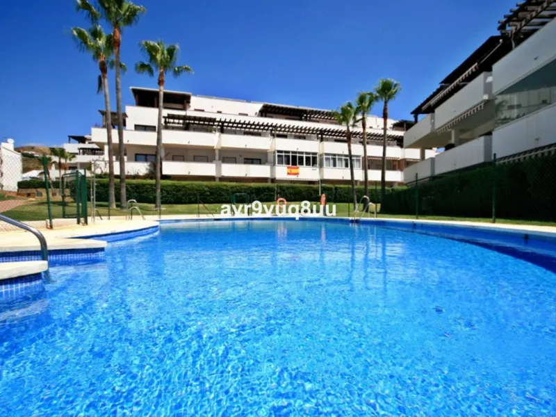 Ground floor apartment in a well established complex in the heart of Riviera del Sol. Large bright lounge diner with access to the closed sunny terrace and large private garden.  Views over the communal gardens and paddle courts. Ample bedrooms with built