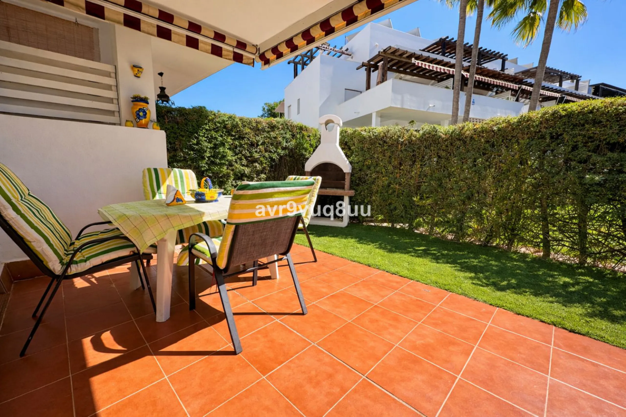 Ground floor apartment in a well established complex in the heart of Riviera del Sol. Large bright lounge diner with access to the closed sunny terrace and large private garden.  Views over the communal gardens and paddle courts. Ample bedrooms with built