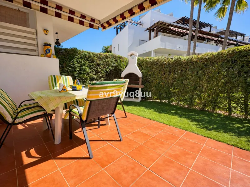Ground floor apartment in a well established complex in the heart of Riviera del Sol. Large bright lounge diner with access to the closed sunny terrace and large private garden.  Views over the communal gardens and paddle courts. Ample bedrooms with built