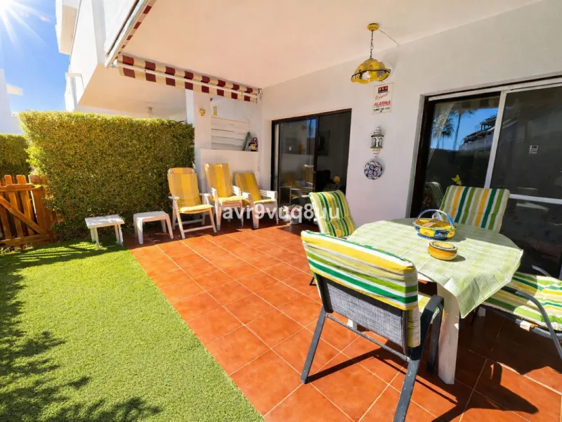 Ground floor apartment in a well established complex in the heart of Riviera del Sol. Large bright lounge diner with access to the closed sunny terrace and large private garden.  Views over the communal gardens and paddle courts. Ample bedrooms with built