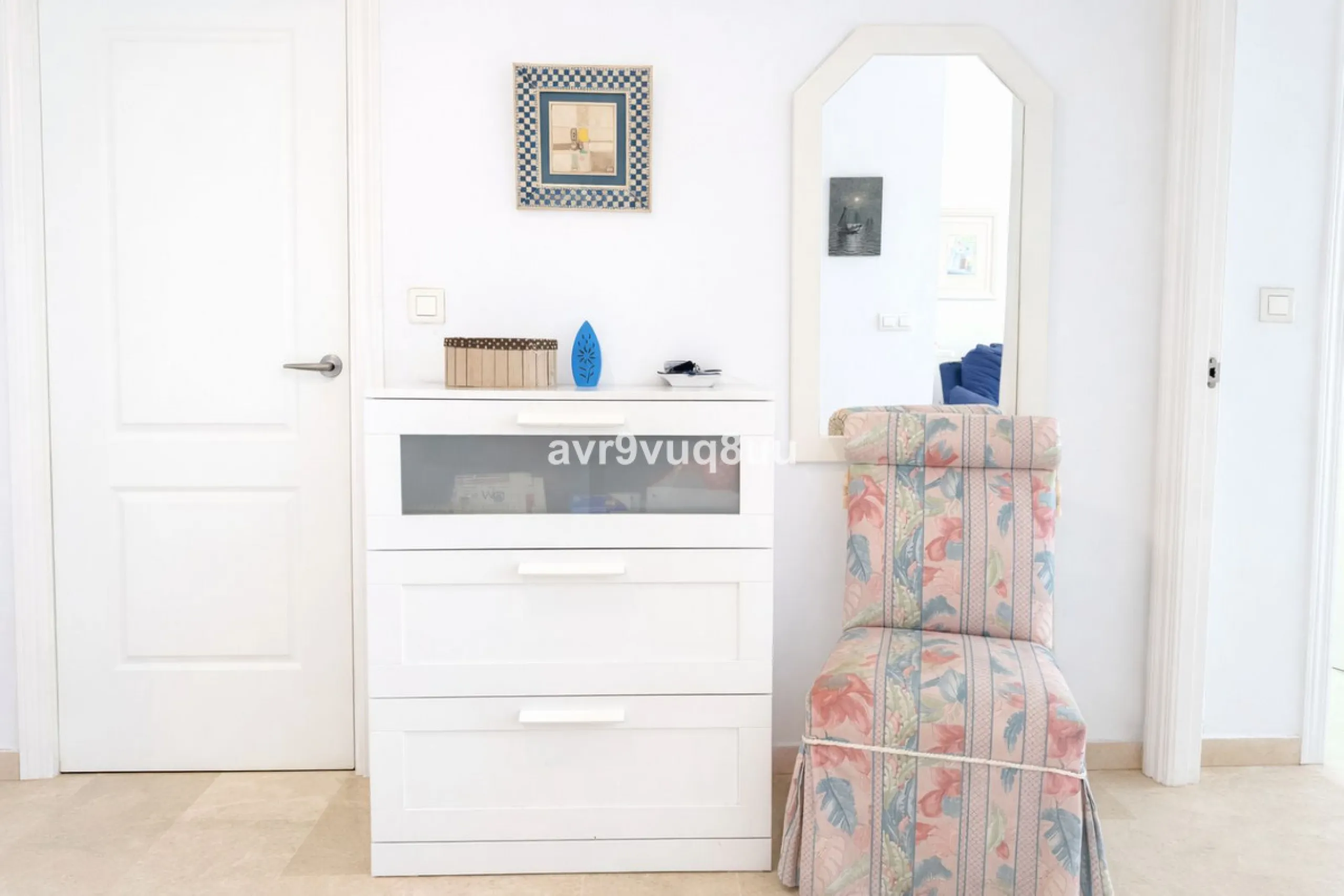 Ground floor apartment in a well established complex in the heart of Riviera del Sol. Large bright lounge diner with access to the closed sunny terrace and large private garden.  Views over the communal gardens and paddle courts. Ample bedrooms with built