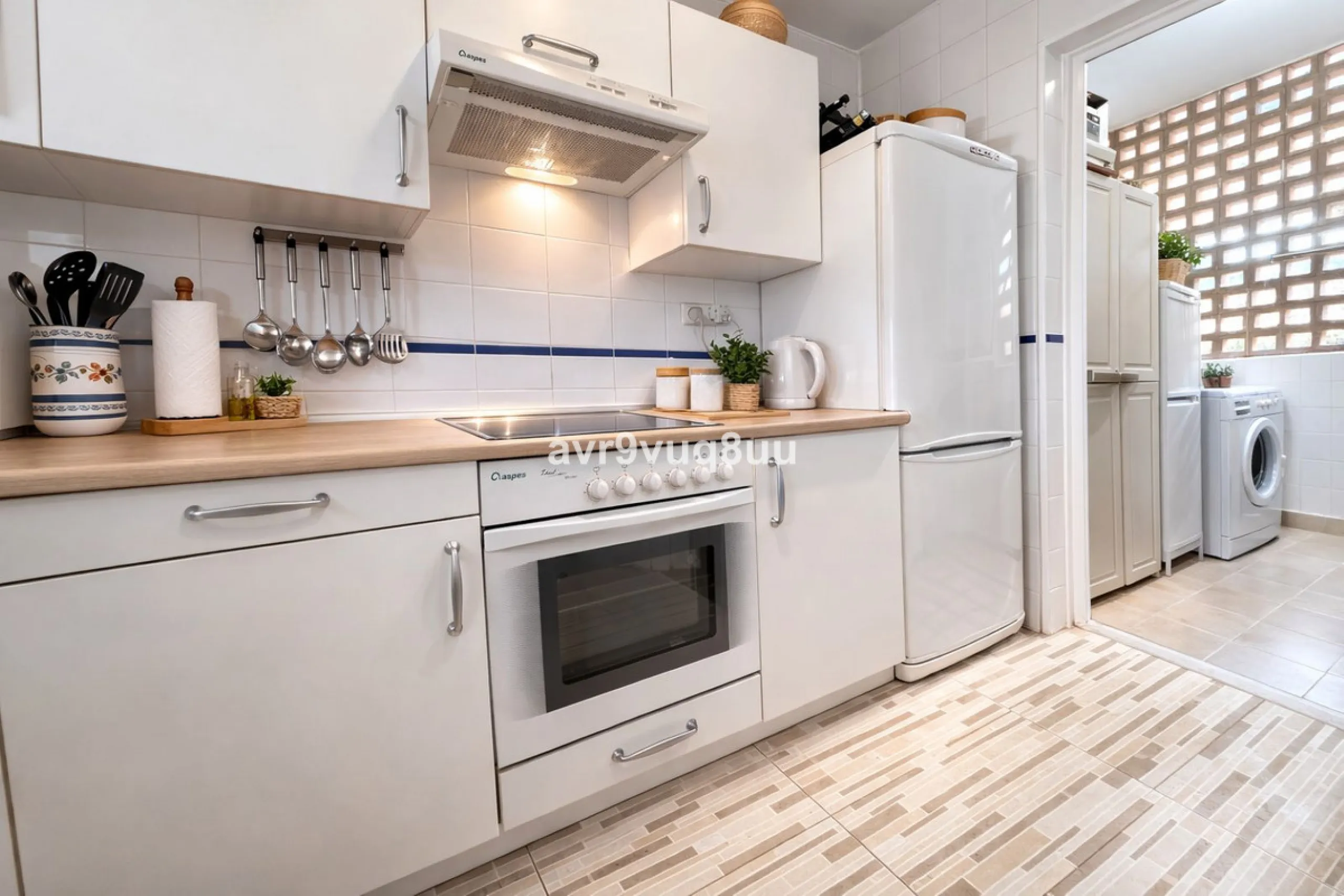 Ground floor apartment in a well established complex in the heart of Riviera del Sol. Large bright lounge diner with access to the closed sunny terrace and large private garden.  Views over the communal gardens and paddle courts. Ample bedrooms with built