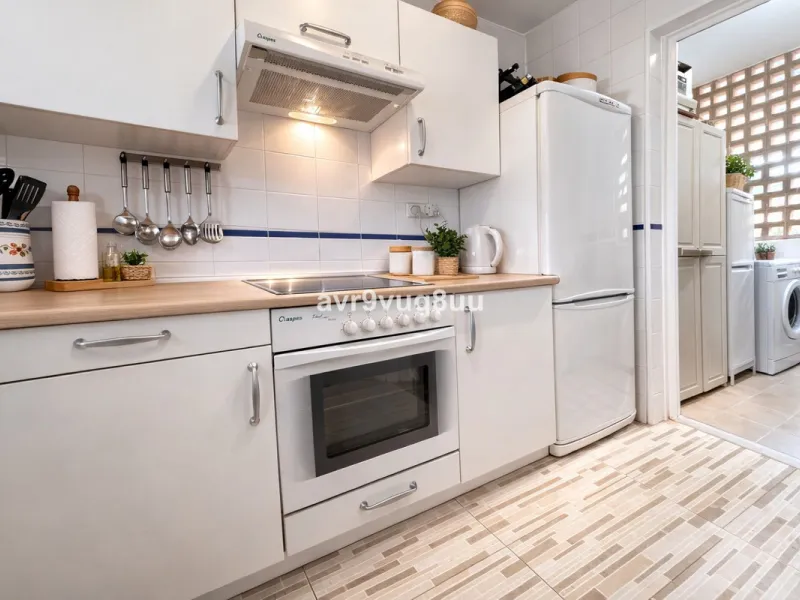 Ground floor apartment in a well established complex in the heart of Riviera del Sol. Large bright lounge diner with access to the closed sunny terrace and large private garden.  Views over the communal gardens and paddle courts. Ample bedrooms with built