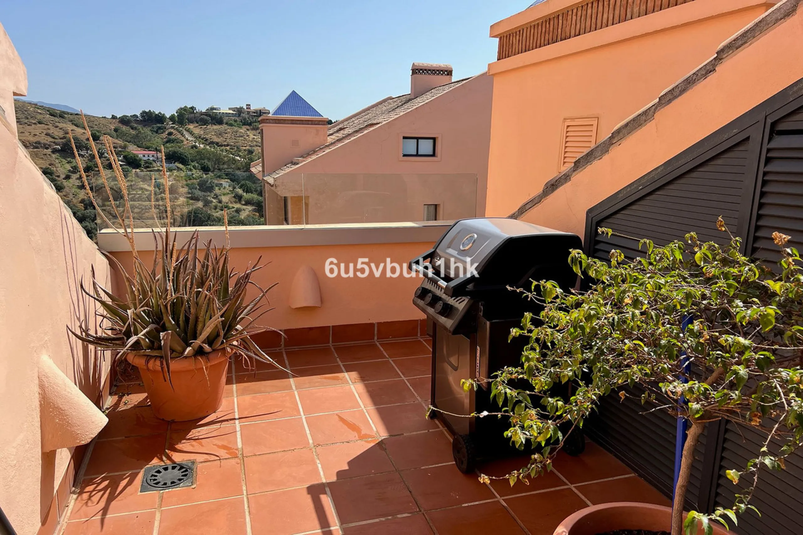 Discover this spectacular duplex penthouse located in the upper area of Calahonda, a quiet residential zone just 25 minutes from Málaga and 15 minutes from Marbella.