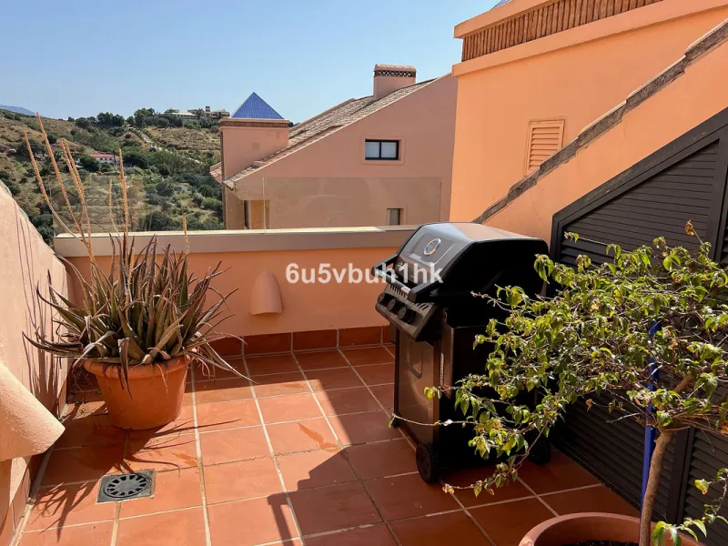 Discover this spectacular duplex penthouse located in the upper area of Calahonda, a quiet residential zone just 25 minutes from Málaga and 15 minutes from Marbella.