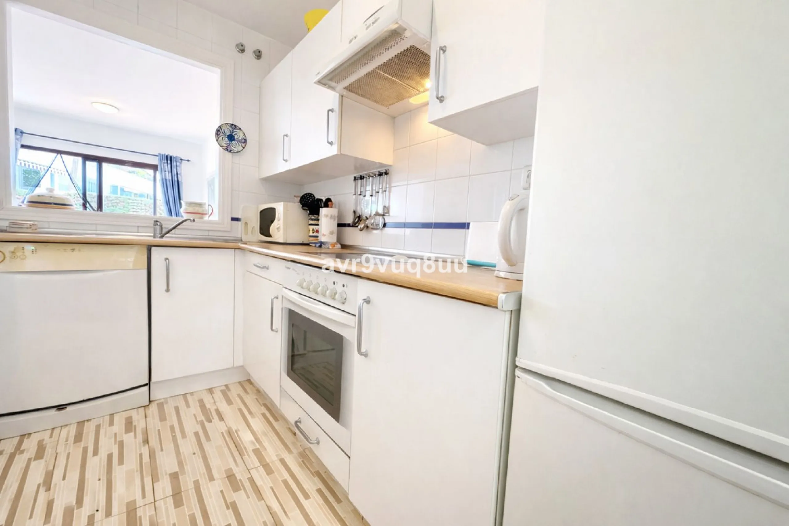 Ground floor apartment in a well established complex in the heart of Riviera del Sol. Large bright lounge diner with access to the closed sunny terrace and large private garden.  Views over the communal gardens and paddle courts. Ample bedrooms with built