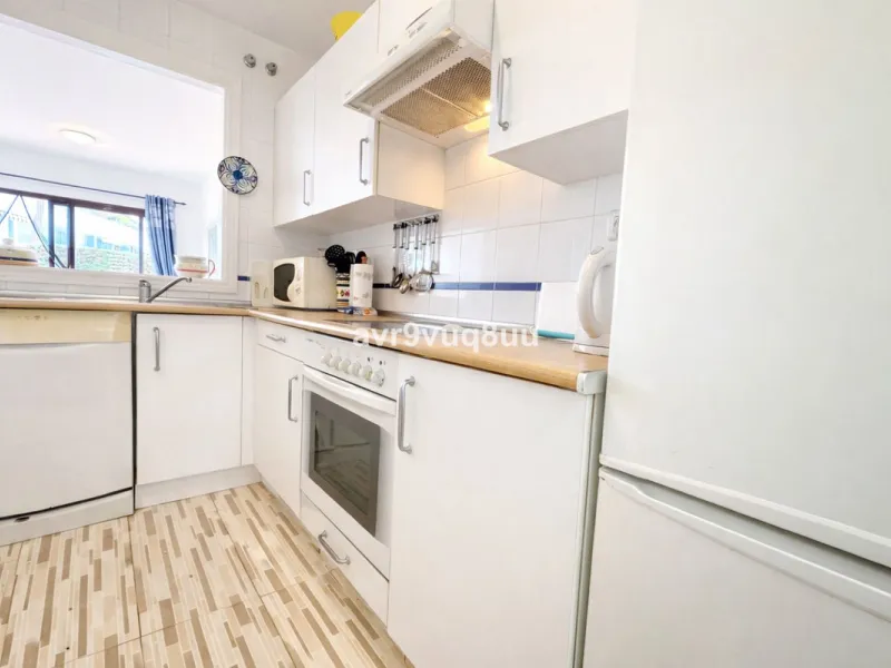 Ground floor apartment in a well established complex in the heart of Riviera del Sol. Large bright lounge diner with access to the closed sunny terrace and large private garden.  Views over the communal gardens and paddle courts. Ample bedrooms with built