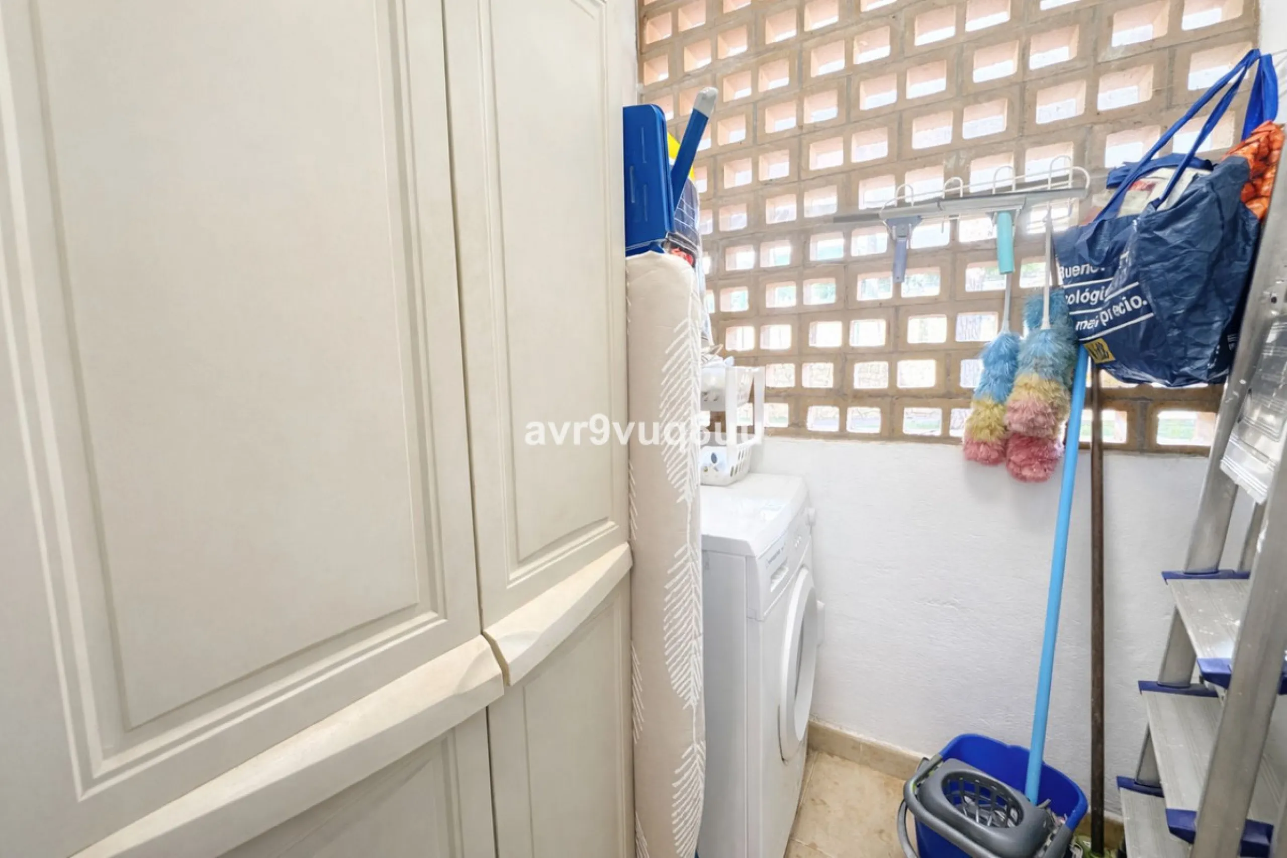 Ground floor apartment in a well established complex in the heart of Riviera del Sol. Large bright lounge diner with access to the closed sunny terrace and large private garden.  Views over the communal gardens and paddle courts. Ample bedrooms with built