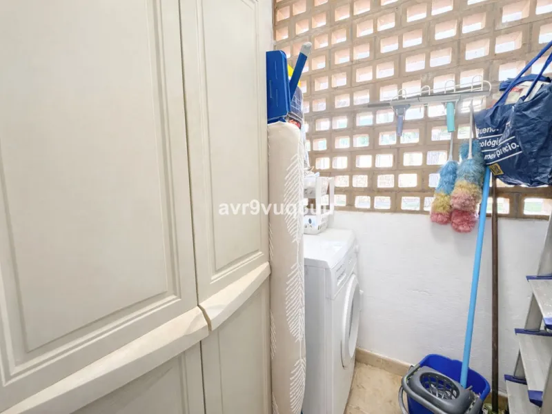 Ground floor apartment in a well established complex in the heart of Riviera del Sol. Large bright lounge diner with access to the closed sunny terrace and large private garden.  Views over the communal gardens and paddle courts. Ample bedrooms with built