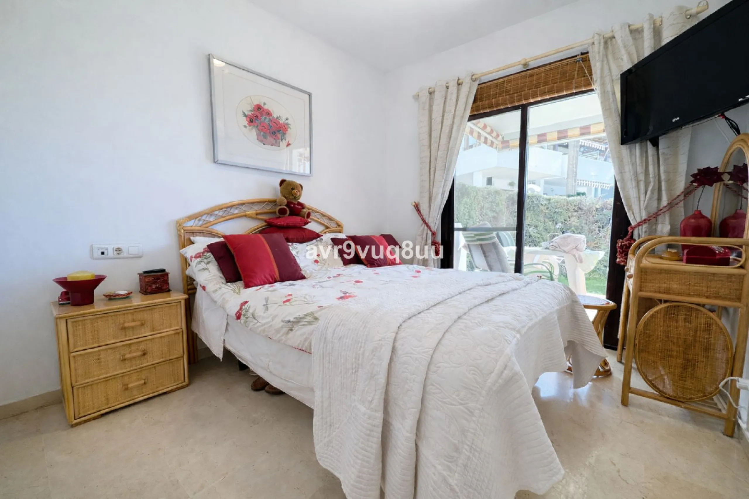 Ground floor apartment in a well established complex in the heart of Riviera del Sol. Large bright lounge diner with access to the closed sunny terrace and large private garden.  Views over the communal gardens and paddle courts. Ample bedrooms with built