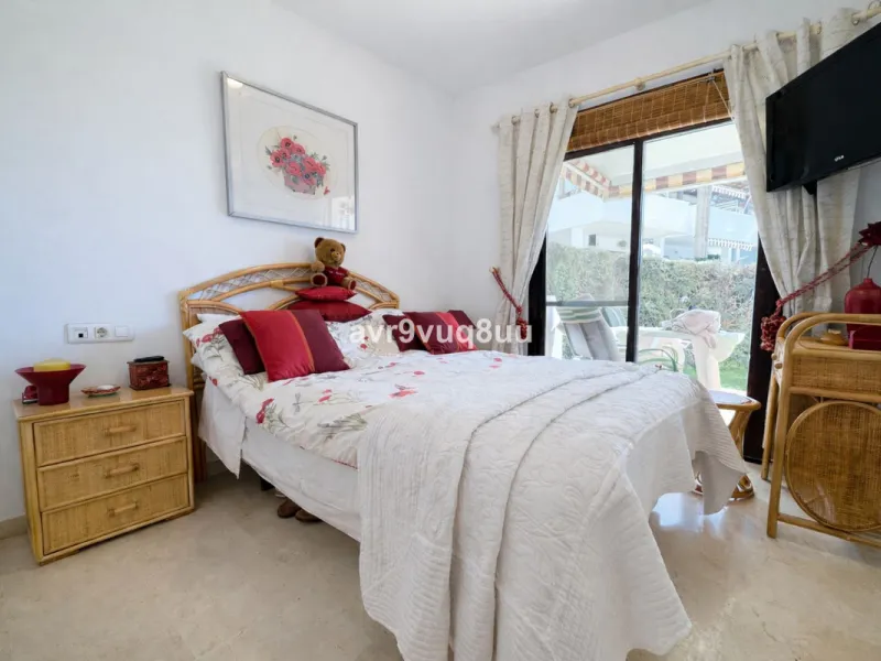 Ground floor apartment in a well established complex in the heart of Riviera del Sol. Large bright lounge diner with access to the closed sunny terrace and large private garden.  Views over the communal gardens and paddle courts. Ample bedrooms with built