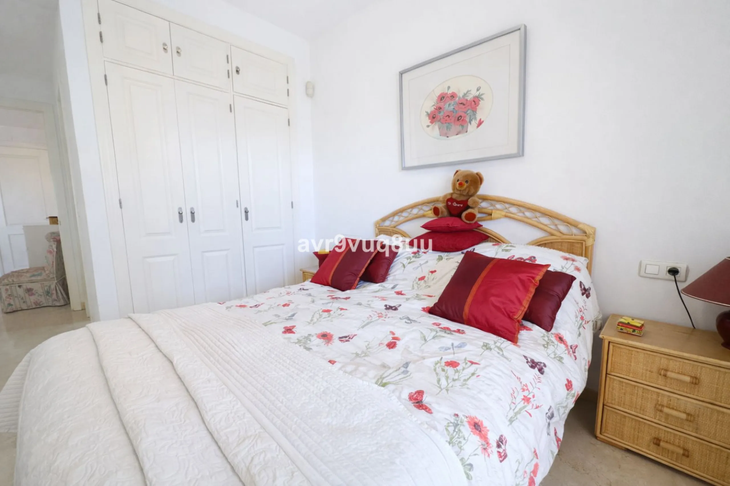 Ground floor apartment in a well established complex in the heart of Riviera del Sol. Large bright lounge diner with access to the closed sunny terrace and large private garden.  Views over the communal gardens and paddle courts. Ample bedrooms with built