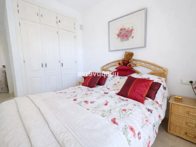 Ground floor apartment in a well established complex in the heart of Riviera del Sol. Large bright lounge diner with access to the closed sunny terrace and large private garden.  Views over the communal gardens and paddle courts. Ample bedrooms with built