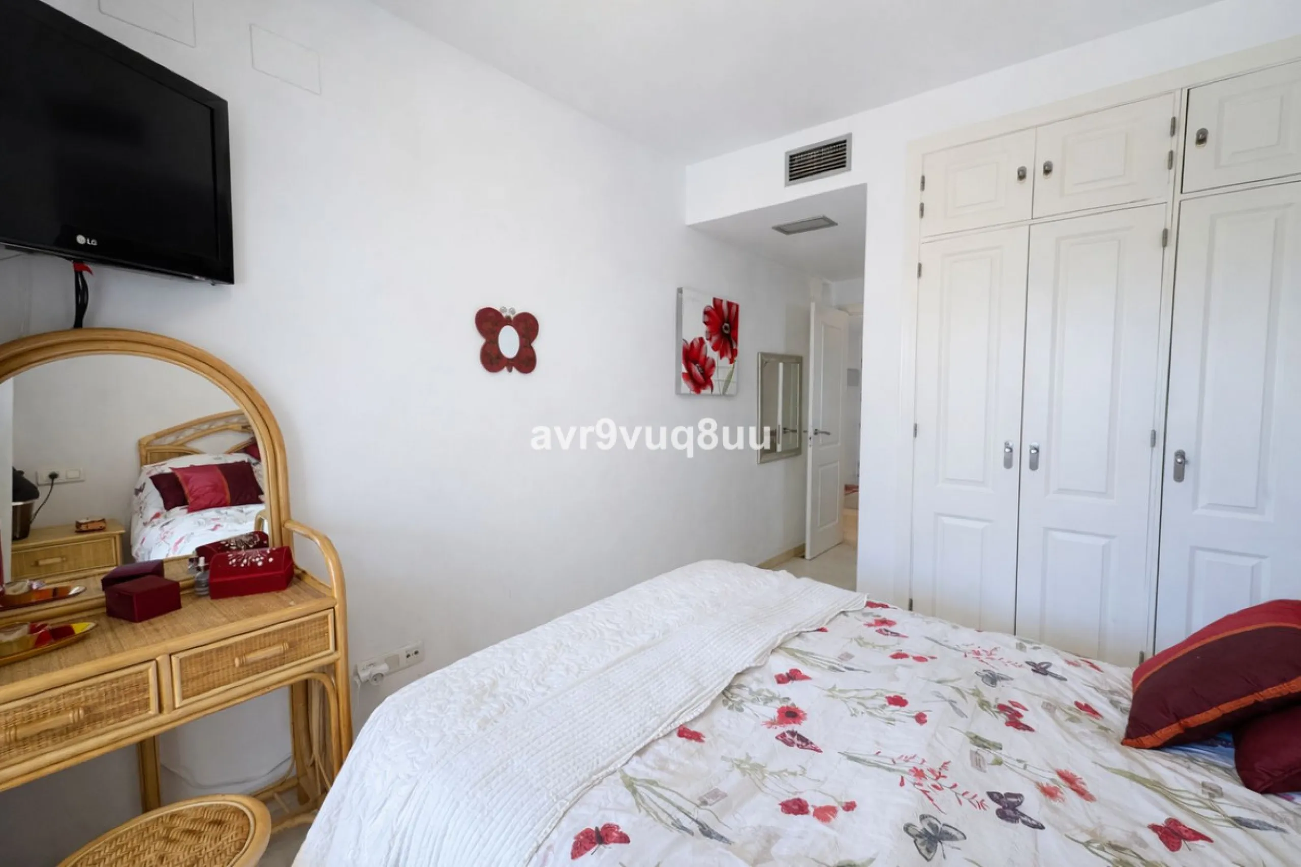 Ground floor apartment in a well established complex in the heart of Riviera del Sol. Large bright lounge diner with access to the closed sunny terrace and large private garden.  Views over the communal gardens and paddle courts. Ample bedrooms with built