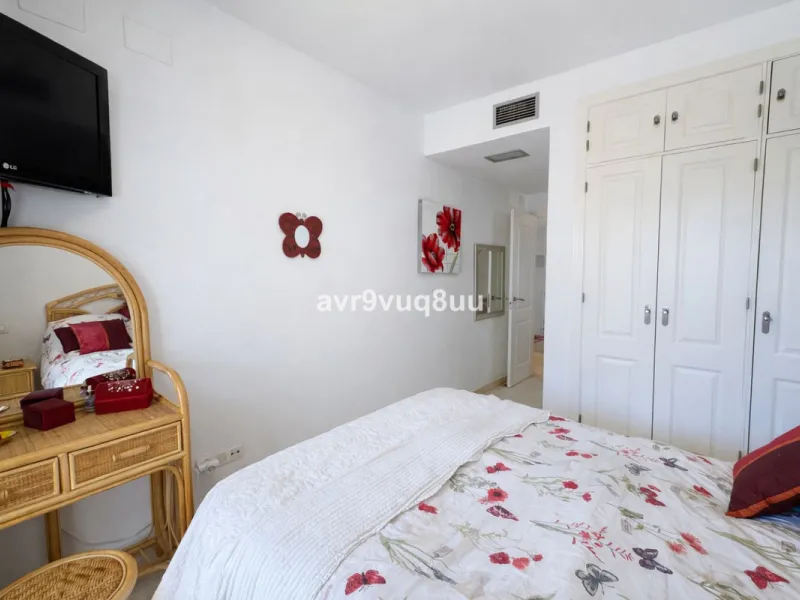 Ground floor apartment in a well established complex in the heart of Riviera del Sol. Large bright lounge diner with access to the closed sunny terrace and large private garden.  Views over the communal gardens and paddle courts. Ample bedrooms with built
