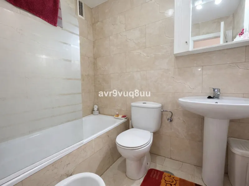 Ground floor apartment in a well established complex in the heart of Riviera del Sol. Large bright lounge diner with access to the closed sunny terrace and large private garden.  Views over the communal gardens and paddle courts. Ample bedrooms with built