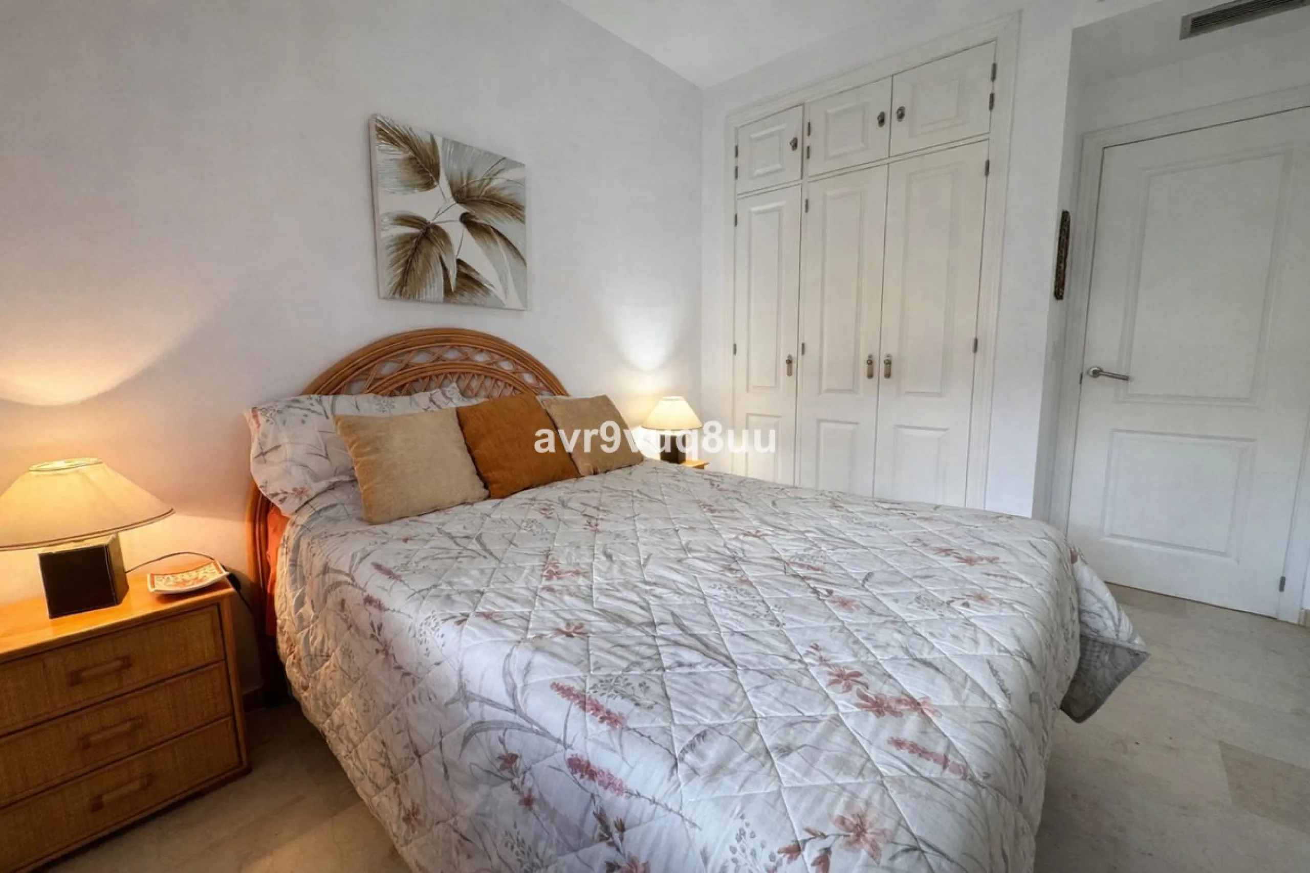 Ground floor apartment in a well established complex in the heart of Riviera del Sol. Large bright lounge diner with access to the closed sunny terrace and large private garden.  Views over the communal gardens and paddle courts. Ample bedrooms with built